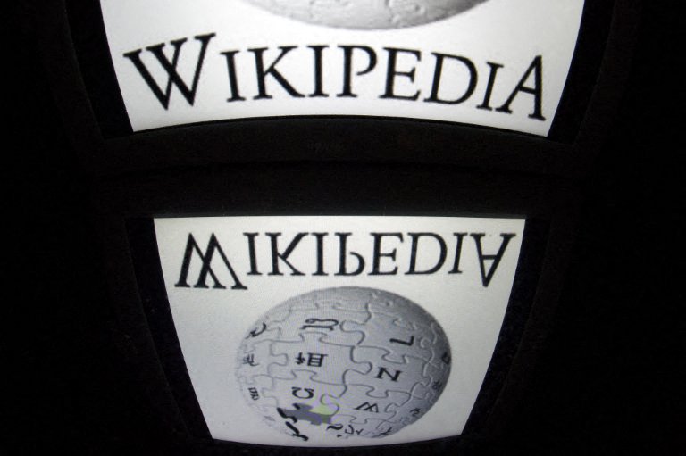 Wikipédia : entre infiltrations incontrôlées et nouvelles concurrences de l’IA, vers le naufrage final de l’encyclopédie en ligne ?