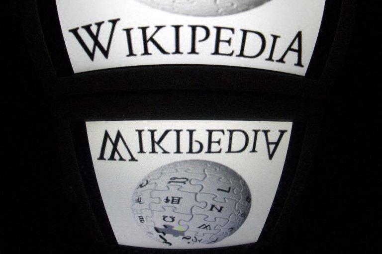 Le logo « Wikipedia » apparaît sur l’écran d’une tablette (image d'illustration).