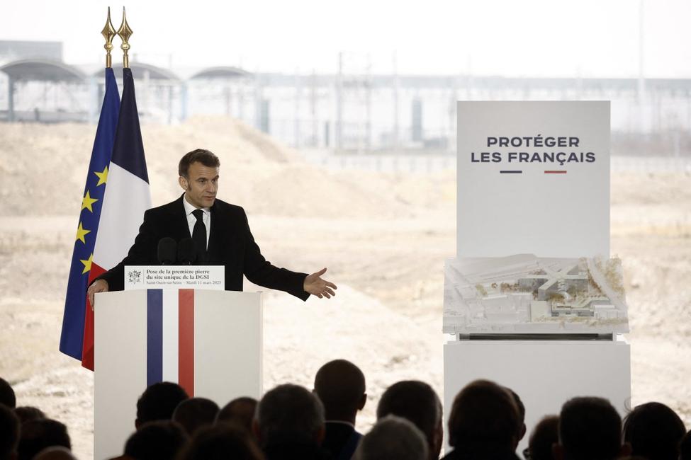 Emmanuel Macron lors d'un discours en visitant le chantier de construction du futur siège de la DGSI, à Saint-Ouen, près de Paris, le 11 mars 2025.