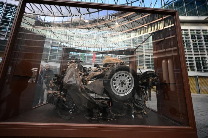 Les restes de la Fiat Croma blindée « Quarto Savona Quindici », véhicule d’escorte du juge Giovanni Falcone, soufflée par 500 kg de TNT lors de l’attentat de Capaci (1992), sont exposés sur la Piazza Città di Lombardia. Initiative du Conseil régional de Lombardie.