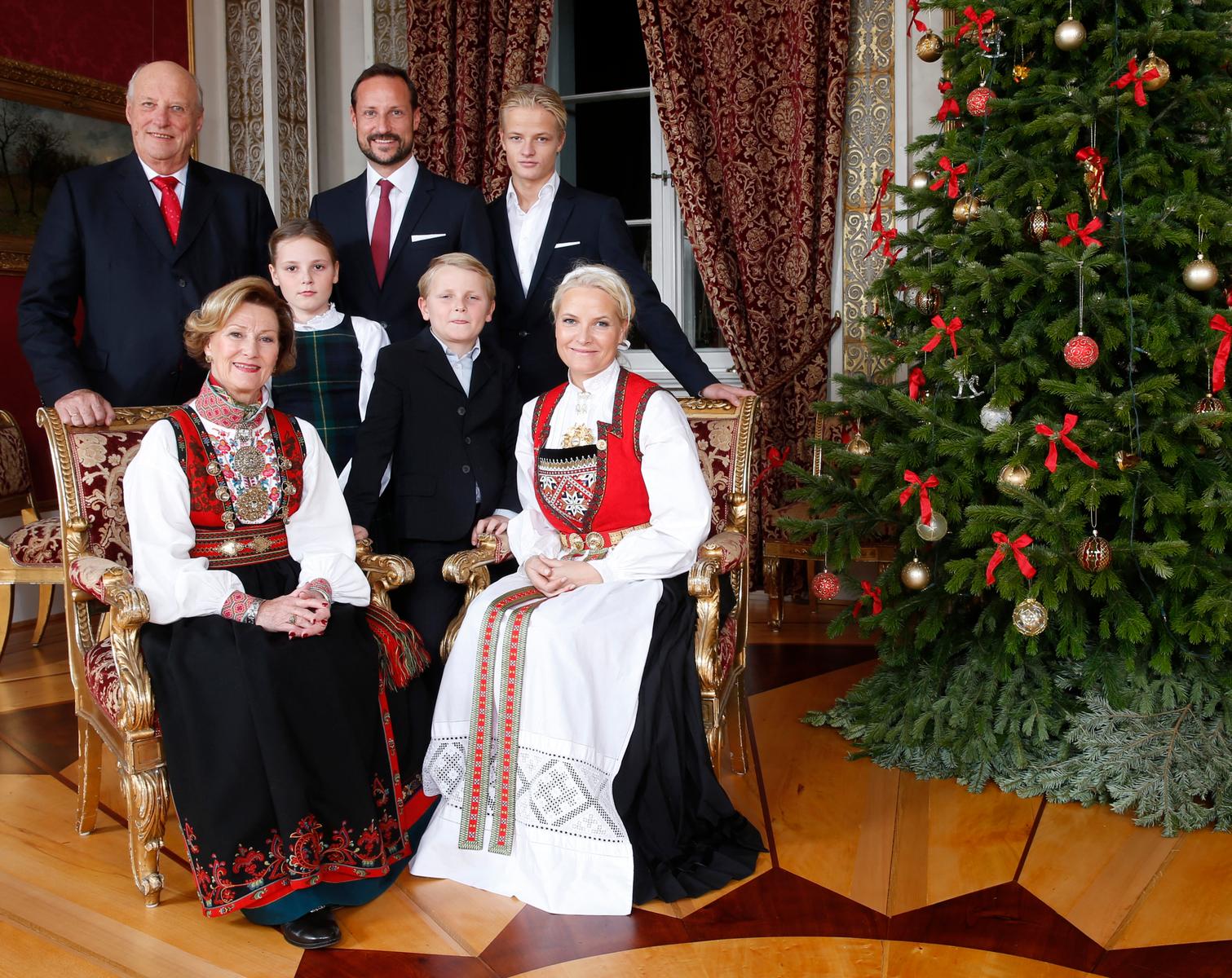 Rangée du fond (de gauche à droite) : le roi Harald, le prince héritier Haakon et le prince Marius Borg Høiby ; rangée de devant (de gauche à droite) : la reine Sonja, la princesse Ingrid Alexandra, le prince Sverre Magnus et la princesse héritière Mette-Marit posent lors d’une séance photo de Noël au Palais royal d’Oslo, le 17 décembre 2014. (Image d'illustration)