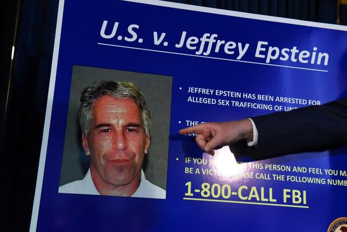 Un portrait de Jeffrey Epstein affiché lors d'une conférence de presse.