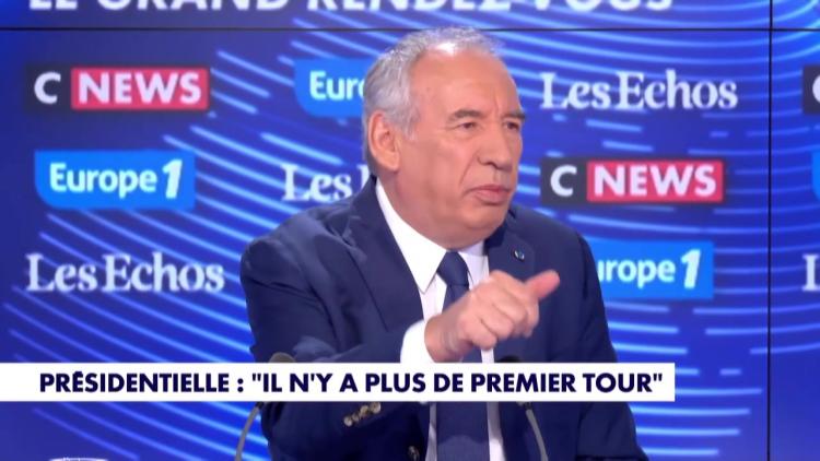 Pour François Bayrou, l'alternance c'est oui... mais exclusivement au centre