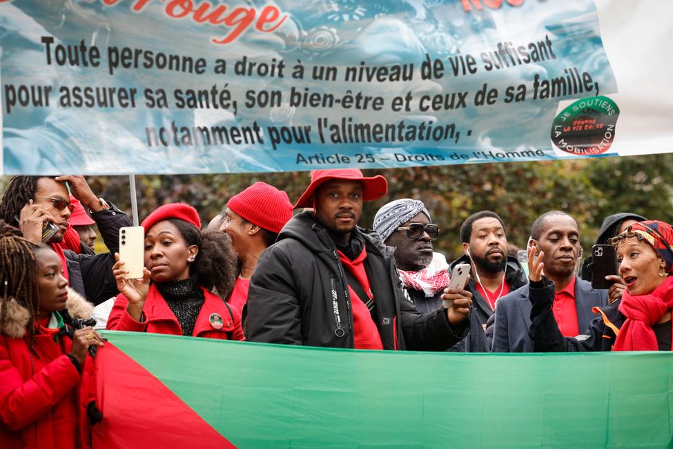 Rodrigue Petitot, chef du Rassemblement pour la protection des peuples et des ressources afro-caribéens (RPPRAC) lors d'une marche des territoires français d'outre-mer contre le coût de la vie chère, place Denfert-Rochereau à Paris, le 3 novembre 2024.