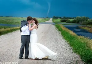 Des mariés posent devant une tornade. (Image d'illustration)