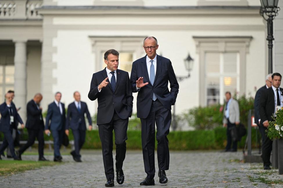 Le chancelier allemand Friedrich Merz et le président français Emmanuel Macron marchent ensemble après s'être adressés aux journalistes avant leur rencontre au Grandhotel Schloss Bensberg à Bergisch Gladbach, dans l'ouest de l'Allemagne, le 16 juillet 2026.