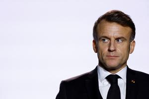 Le président français Emmanuel Macron observe une démonstration lors d'une visite au Commandement d'appui numérique et de cyberdéfense (CATNC) de l'armée de Terre, à Cesson-Sévigné (ouest de la France), le 20 janvier 2025.