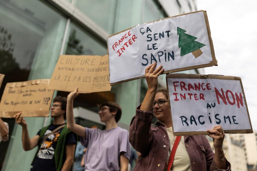 Des employés de Radio France se rassemblent devant le siège de la station pour protester contre l'arrivée de Charles Sapin, rédacteur en chef adjoint de Valeurs actuelles, en tant que chroniqueur politique sur France Inter, à Paris, le 13 septembre 2026.