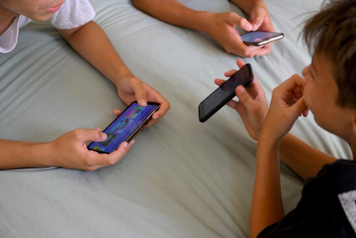 Des adolescents utilisent leurs smartphones à Marseille, dans le Sud de la France.