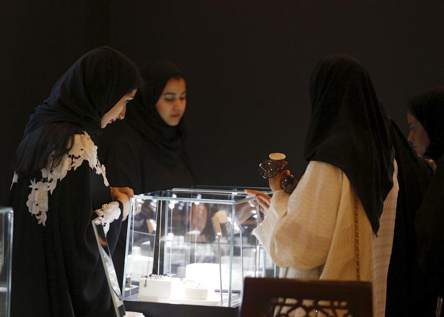 Des femmes regardent des bijoux lors d'une exposition à Riyad, en Arabie Saoudite le 18 avril 2016.