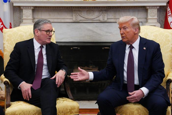 Donald Trump a rencontré le Premier ministre britannique Keir Starmer dans le Bureau ovale de la Maison-Blanche, à Washington, le 27 février 2025.
