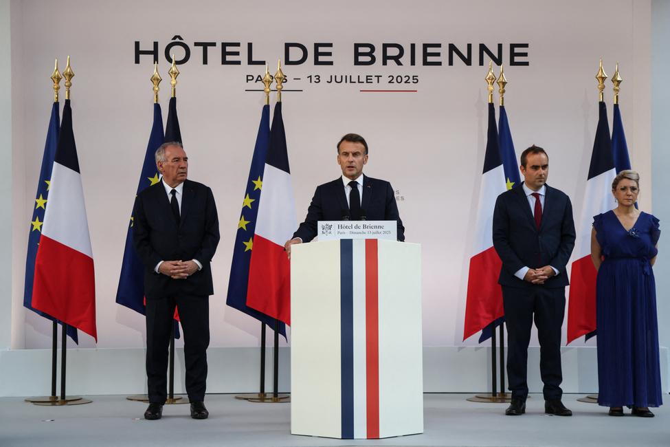 Discours du président Emmanuel Macron, entouré du Premier ministre François Bayrou et du ministre aux armées Sebastien Lecornu et de la ministre déléguée chargée de la Mémoire et des Anciens combattants Patricia Miralles, à l'Hôtel de Brienne à Paris, le 13 juillet 2025 (Photo by Ludovic MARIN / POOL / AFP)