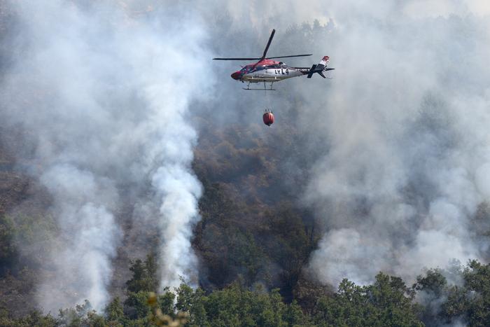 Un hélicoptère bombardier mobilisé contre les feux de forêts espagnols durant l'été 2025 (Photo by Cesar MANSO / AFP)