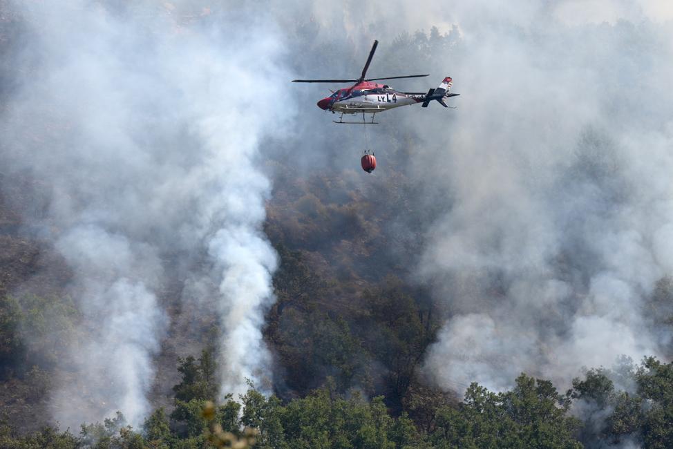 Un hélicoptère bombardier mobilisé contre les feux de forêts espagnols durant l'été 2025 (Photo by Cesar MANSO / AFP)
