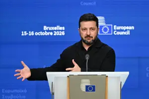 Le président ukrainien Volodymyr Zelensky s'exprime lors d'une conférence de presse organisée dans le cadre d'un sommet de l'Union européenne au siège de l'UE à Bruxelles le 16 octobre 2026.