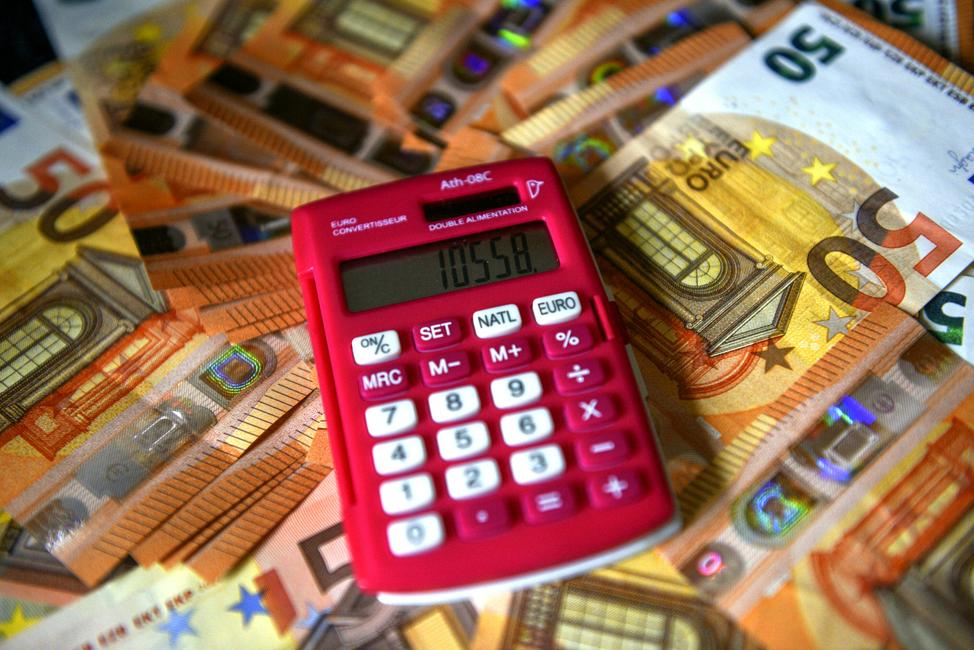 Une calculatrice est posée sur des billets de cinquante euros, à titre d'illustration, à Arras, dans le nord de la France, le 29 août 2017.