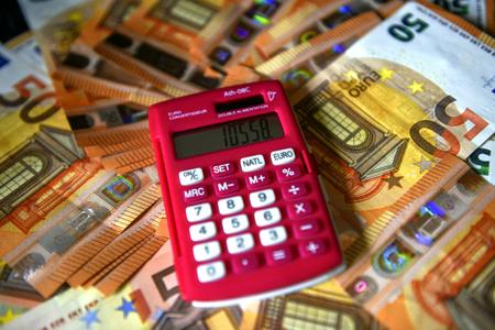 Une calculatrice est posée sur des billets de cinquante euros, à titre d'illustration, à Arras, dans le nord de la France, le 29 août 2017.