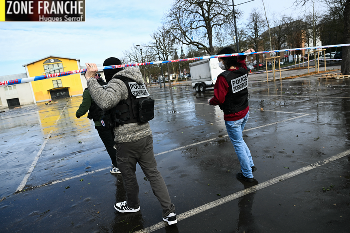 La police scientifique relevant des indices après l'attentat du marché de Mulhouse