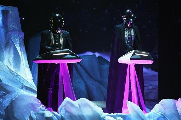 Les daft punk lors d'un live.