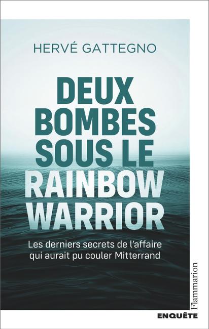 Le 10 juillet 1985, en Nouvelle-Zélande, des agents de la DGSE font sauter le Rainbow Warrior, navire de Greenpeace qui projetait de perturber les essais nucléaires français. Un photographe est tué, un couple de faux touristes arrêté. L'enquête mène jusqu'à l'autre bout du monde, à Paris, où les services secrets, l'armée et le gouvernement s'enferrent dans les dénégations. Qui a donné l'ordre ? Quarante ans après, des documents et des témoignages inédits dévoilent la véritable histoire : celle d'un attentat autorisé et d'un mensonge orchestré par François Mitterrand. Un récit impressionnant qui éclaire les coulisses d'une affaire d'État et nous plonge dans les eaux troubles du pouvoir. Editions Flammarion