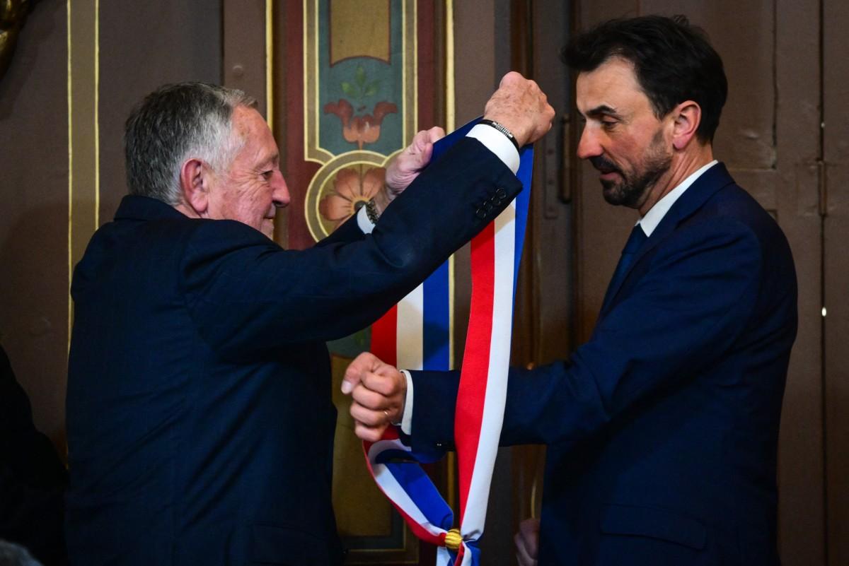Jean-Michel Aulas, lors de la cérémonie d'investiture de Grégory Doucet : "C'est bon, c'est pas trop serré ?"