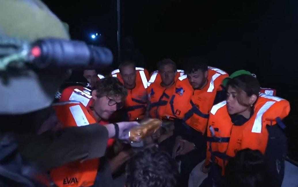 Les passagers du bateau après leur détournement par Israël.