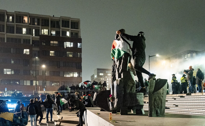 Des manifestants pro-Palestiniens sur la place Anton de Komplein à Amsterdam, le 7 novembre 2024.