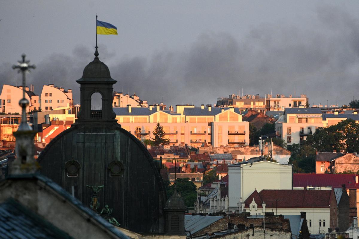 De la fumée s'élève au-dessus des bâtiments après des frappes massives de drones et de missiles russes sur la ville de Lviv, dans l'ouest de l'Ukraine, le 12 juillet 2025.