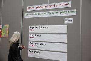 Un délégué indique le nom de parti qu’il préfère lors de la première journée de la conférence fondatrice de Your Party, à Liverpool, dans le nord-ouest de l’Angleterre, le 29 novembre 2025. Un nouveau parti politique britannique impliquant le vétéran socialiste Jeremy Corbyn ouvre ce samedi son congrès inaugural, avec l’ambition de tourner la page d’un lancement chaotique et de s’imposer comme un challenger crédible à la gauche du Labour. (Image d'illustration)