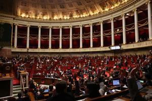 Des députés lèvent la main lors d’une séance de débat sur le projet de loi de finances pour 2026 à l’Assemblée nationale, la chambre basse du Parlement français, à Paris, le 21 novembre 2025. (Image d'illustration)