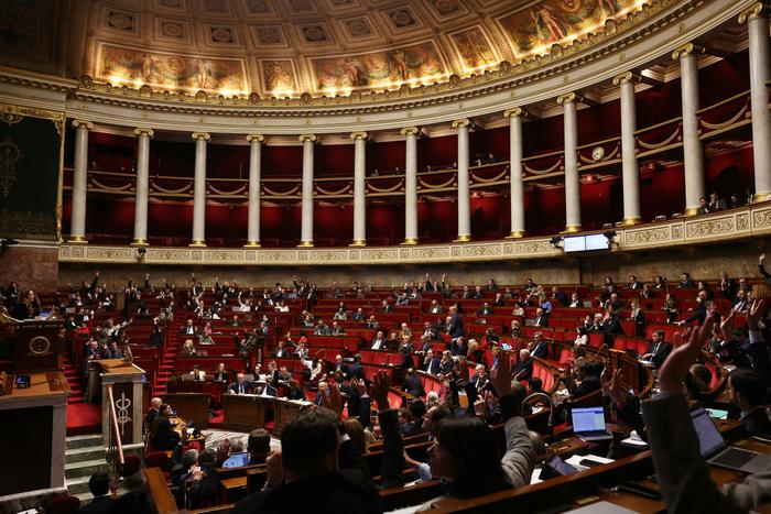 Des députés lèvent la main lors d’une séance de débat sur le projet de loi de finances pour 2026 à l’Assemblée nationale, la chambre basse du Parlement français, à Paris, le 21 novembre 2025. (Image d'illustration)