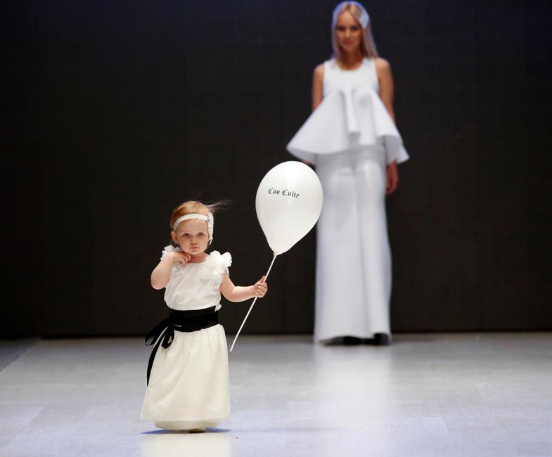 Des mannequins présentent les créations de la collection Printemps-Été 2015 de la marque lettonne "Coo Culte" durant un défilé de mode à Minsk (Biélorussie), le 13 Novembre 2014.