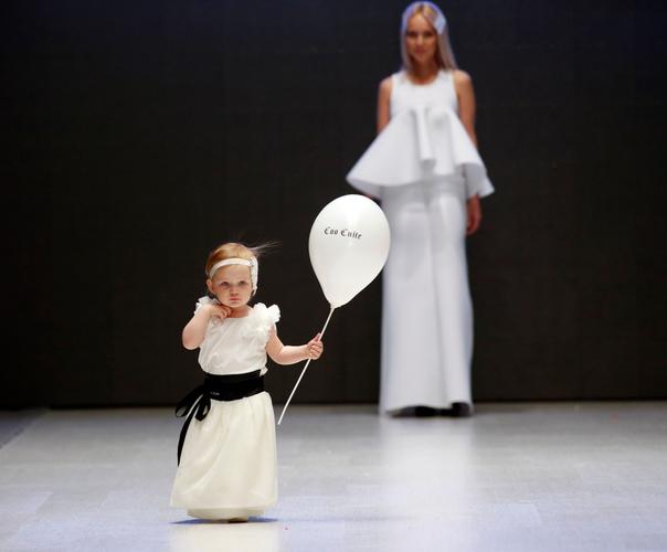 Des mannequins présentent les créations de la collection Printemps-Été 2015 de la marque lettonne "Coo Culte" durant un défilé de mode à Minsk (Biélorussie), le 13 Novembre 2014.