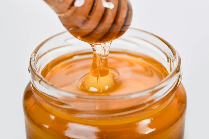 Consommer environ 1 à 1,5 cuillère à soupe de miel avant l'entraînement permet de reconstituer les réserves de glycogène, notamment dans le foie.