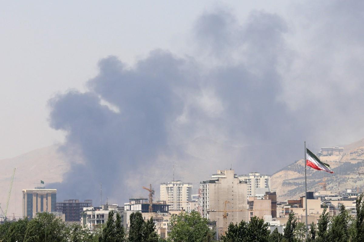 De la fumée s'élève pour le deuxième jour depuis le dépôt pétrolier de Shahran, au nord-ouest de Téhéran, le 16 juin 2025.