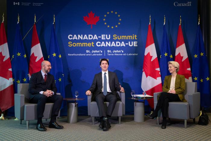 L'ex-président du Conseil européen, Charles Michel (G), le Premier ministre canadien, Justin Trudeau (centre), et la présidente de la Commission européenne, Ursula von der Leyen (D), à St. John's, Canada, le 24 novembre 2023.