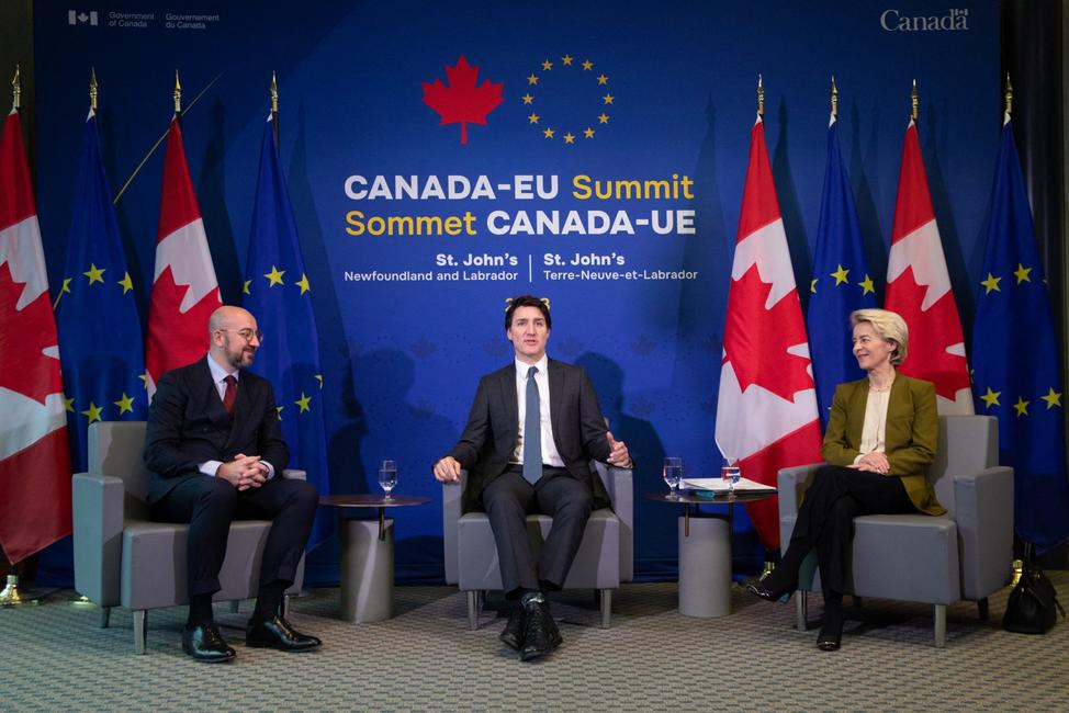 L'ex-président du Conseil européen, Charles Michel (G), le Premier ministre canadien, Justin Trudeau (centre), et la présidente de la Commission européenne, Ursula von der Leyen (D), à St. John's, Canada, le 24 novembre 2023.