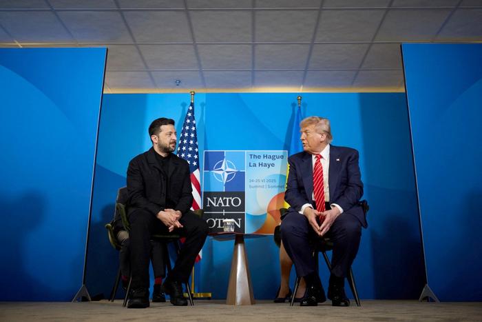 Le président ukrainien Volodymyr Zelensky serrant la main du président américain Donald Trump lors de leur rencontre en marge du sommet de l'Otan à La Haye, aux Pays-Bas, le 25 juin 2025.