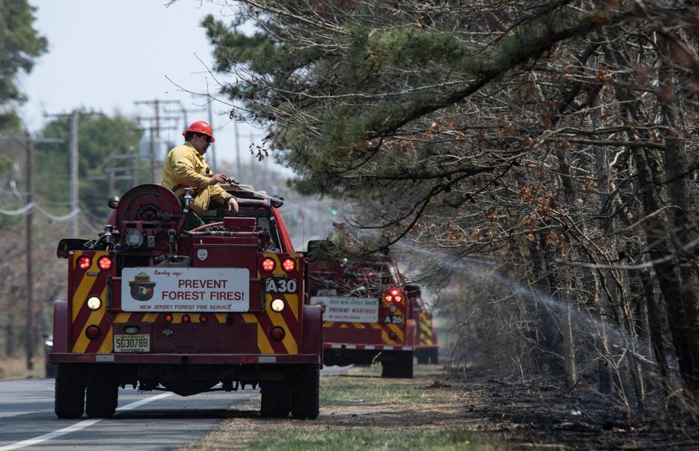 Les pompiers du New Jersey Forest Fire Service travaillent à éteindre un incendie dans le New Jersey, le 23 avril 2025 (image d'illustration)