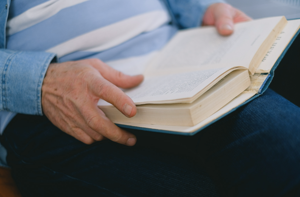 Une personne en train de lire un livre (image d'illustration). 