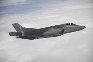 Un avion de combat américain Lockheed Martin F-35 lors de l'exercice "Ramstein Flag 2024" au-dessus des eaux territoriales grecques, le 4 octobre 2024