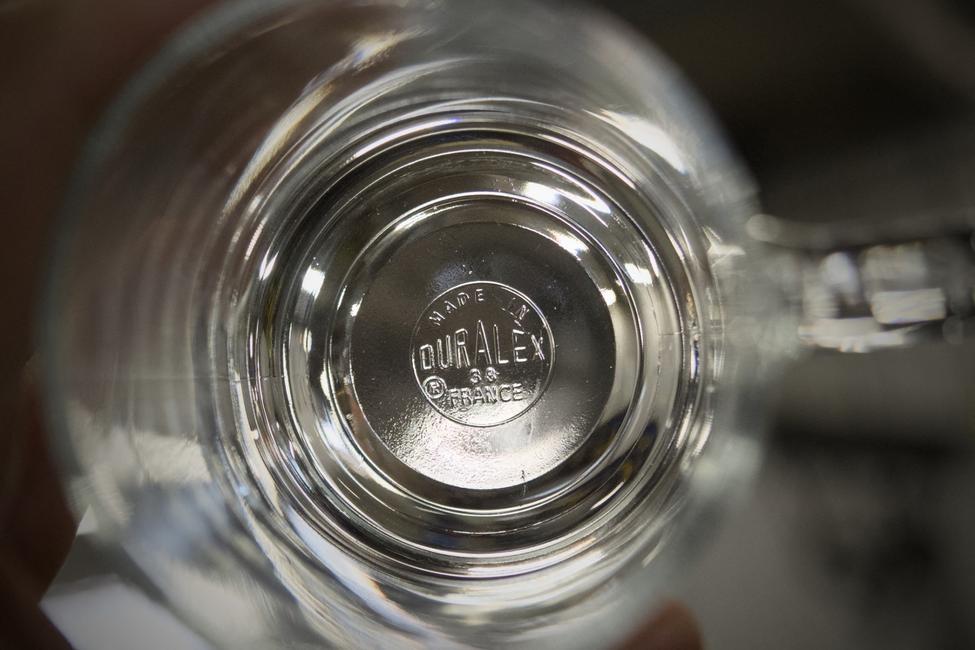 Un verre Duralex et son traditionnel petit numéro