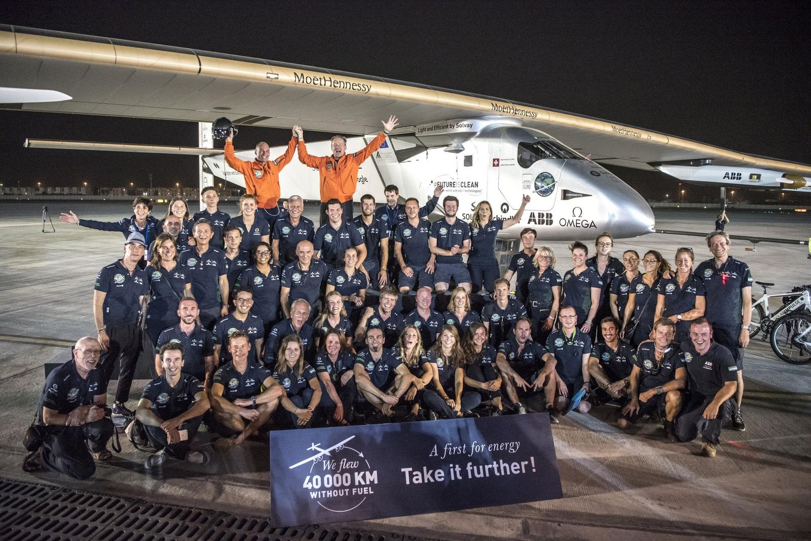 Les pionniers suisses Bertrand Piccard (à g.) et André Borschberg en joie avec l'équipe de Solar Impulse 2 après son atterrissage à Abou Dhabi, (Émirats Arabes Unis) le 26 Juillet 2016.