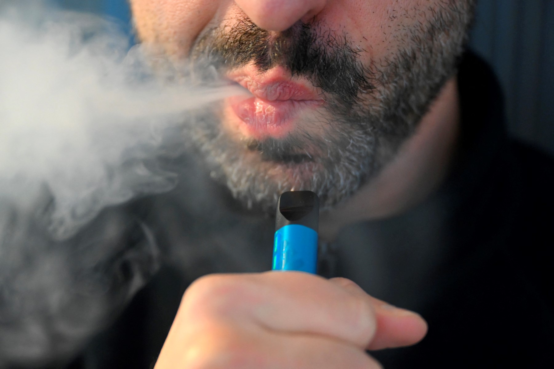Bien moins dangereuse que les paquets classiques mais loin d'être anodine, la cigarette électronique, un dilemme de santé publique