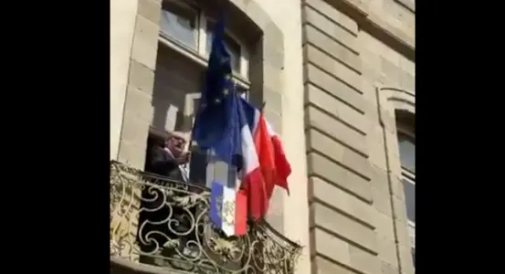 Christophe Barthès, maire RN de Carcassonne, décrochant le drapeau de l'Union européenne