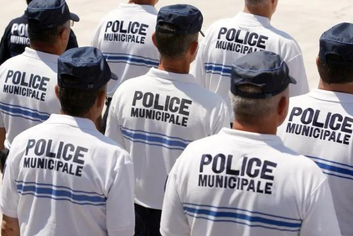 Deux tiers (66%) des Français assurent qu’il faut systématiser le port d’armes pour les policiers municipaux.