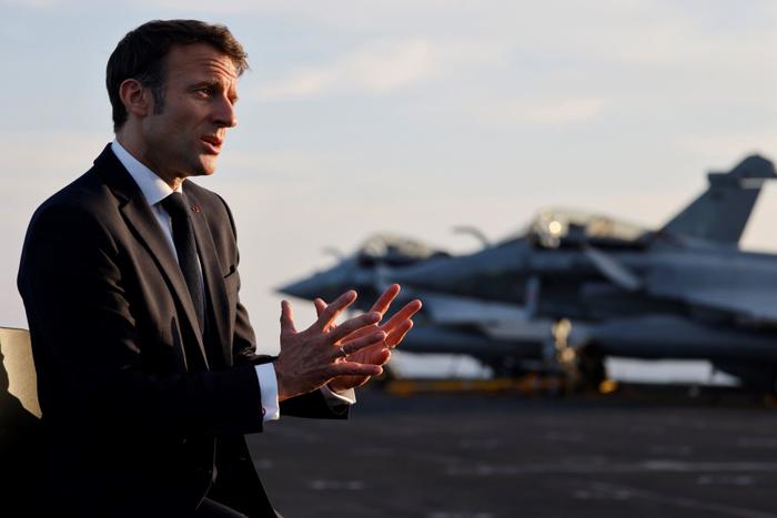 Emmanuel Macron sur le porte-avions Charles de Gaulle.