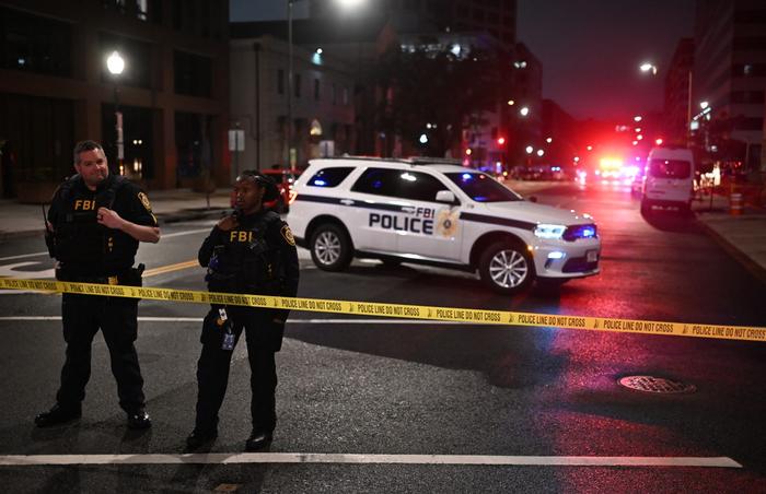 Des agents du FBI à l'extérieur du Capital Jewish Museum après une fusillade qui a fait deux morts, à Washington DC, le 22 mai 2025.