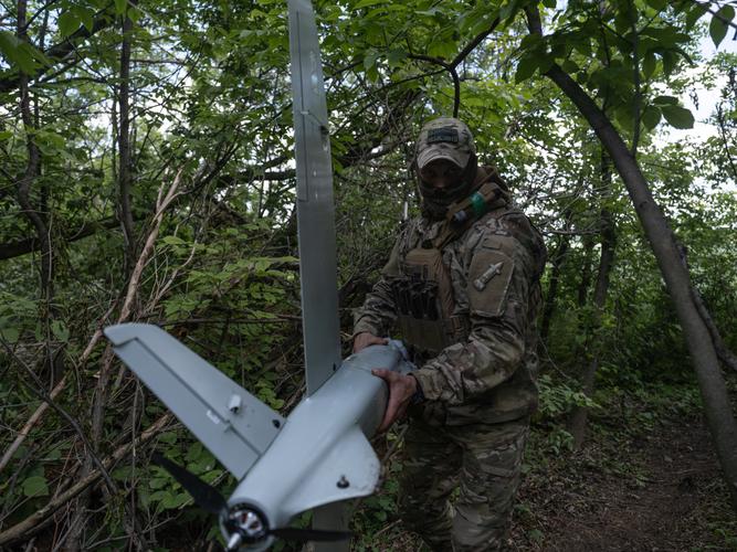 Un militaire ukrainien préparant le lancement d'un drone dans la région de Donetsk.