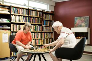 Deux résidents jouent aux échecs dans un centre d'activités pour seniors à Dragor au Danemark.